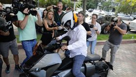 Tatăl lui Vlad Pascu, din nou în fața polițiștilor. Iată cum s-a prezentat Mihai Pascu la secție, la câteva zile după ce a fost la un pas să dea cu scuterul peste jurnaliști